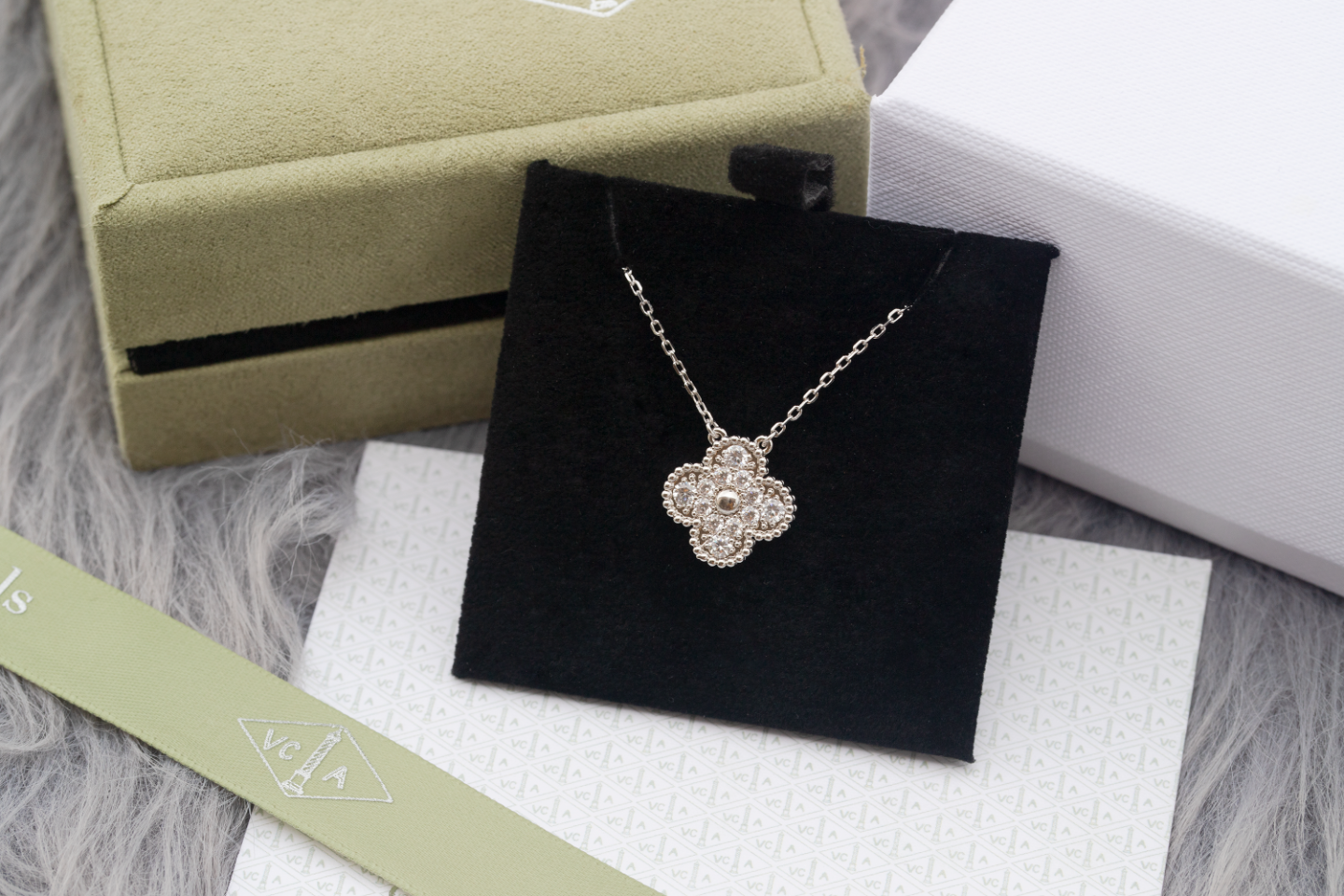 Van Cleef & Arpels Bags