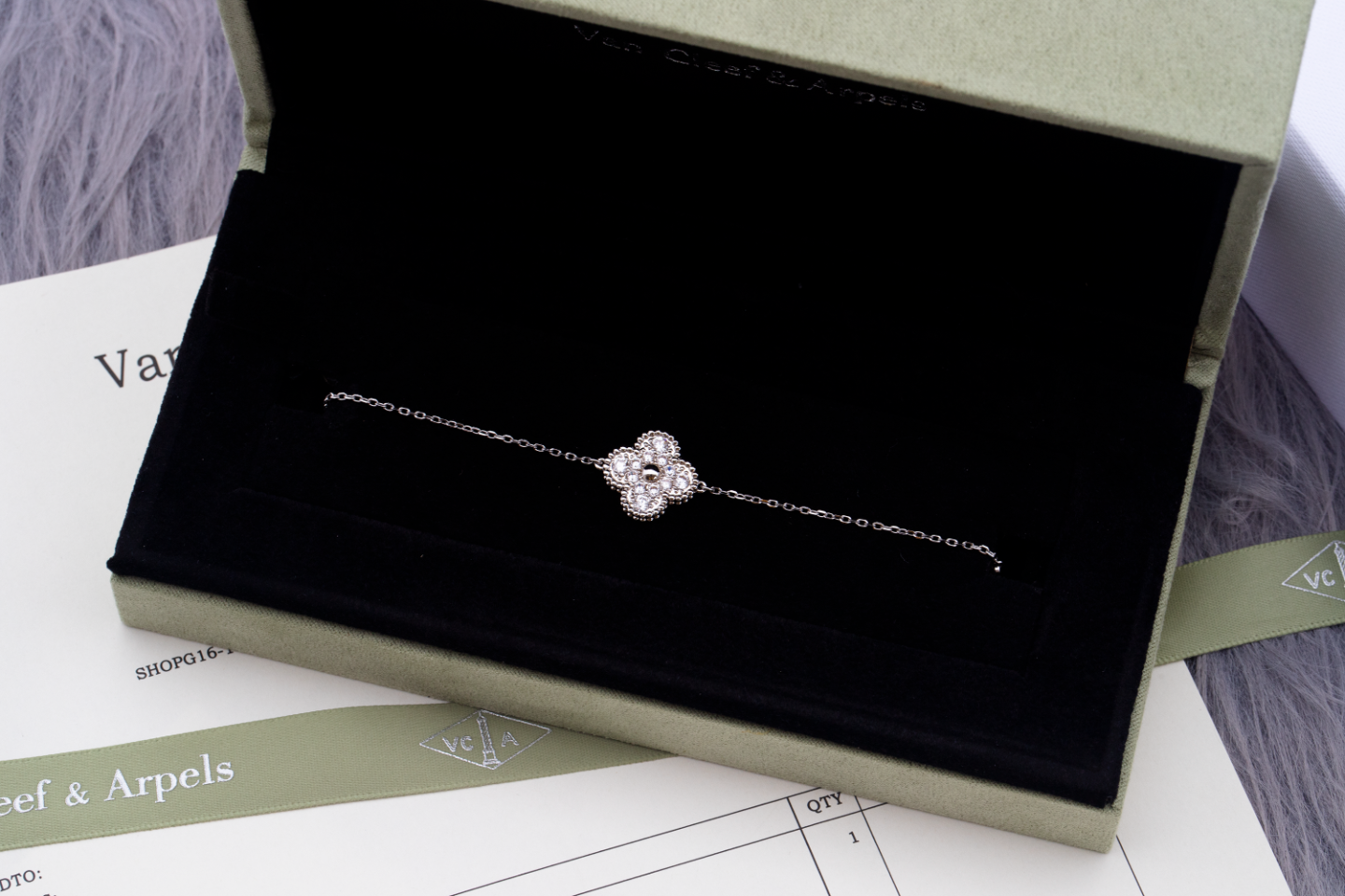 Van Cleef & Arpels Bags