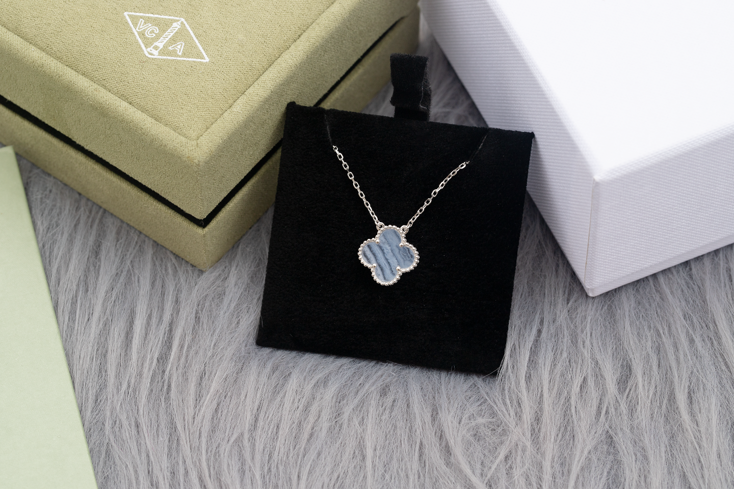 Van Cleef & Arpels Bags