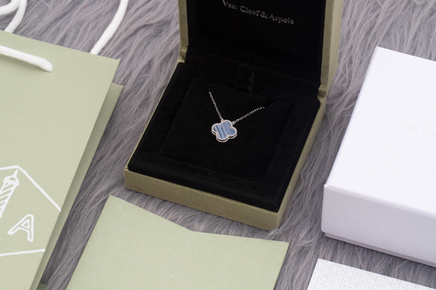 Van Cleef & Arpels Bags