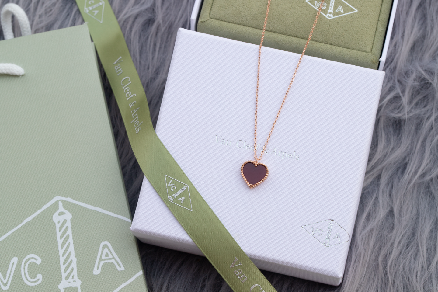 Van Cleef & Arpels Bags