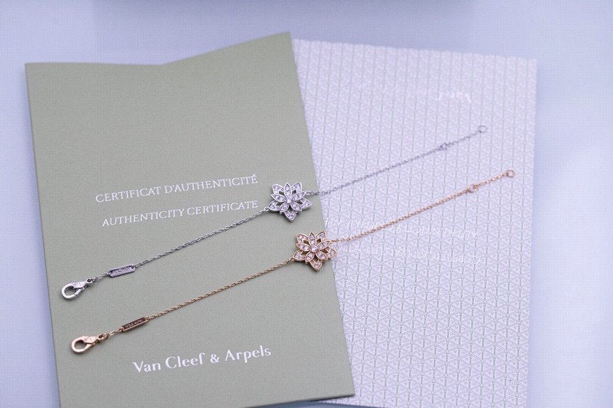 Van Cleef & Arpels Bags