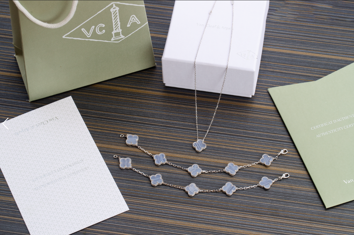 Van Cleef & Arpels Bags