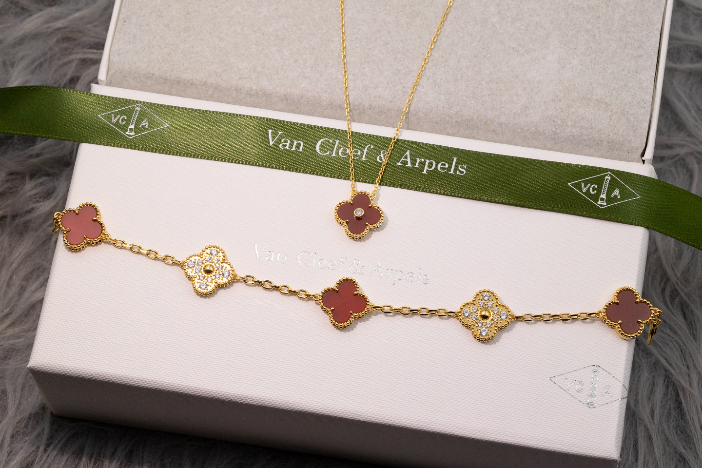 Van Cleef & Arpels Bags