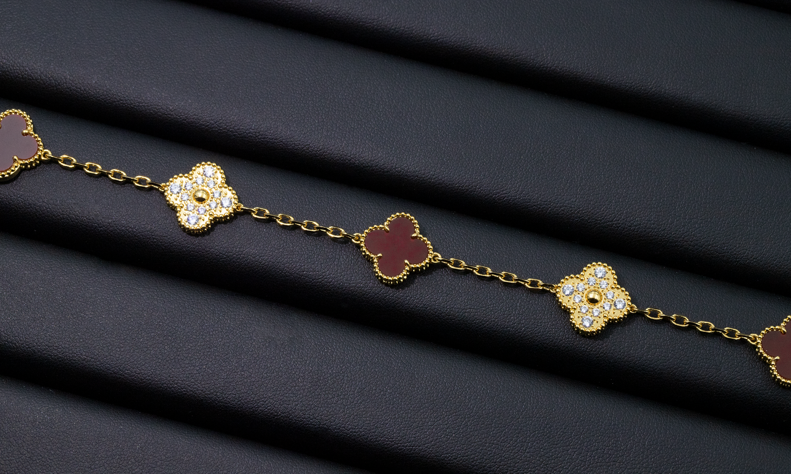 Van Cleef & Arpels Bags