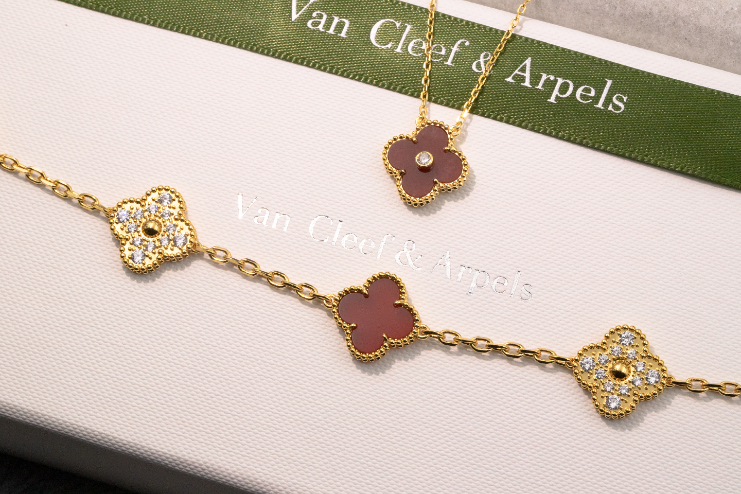 Van Cleef & Arpels Bags
