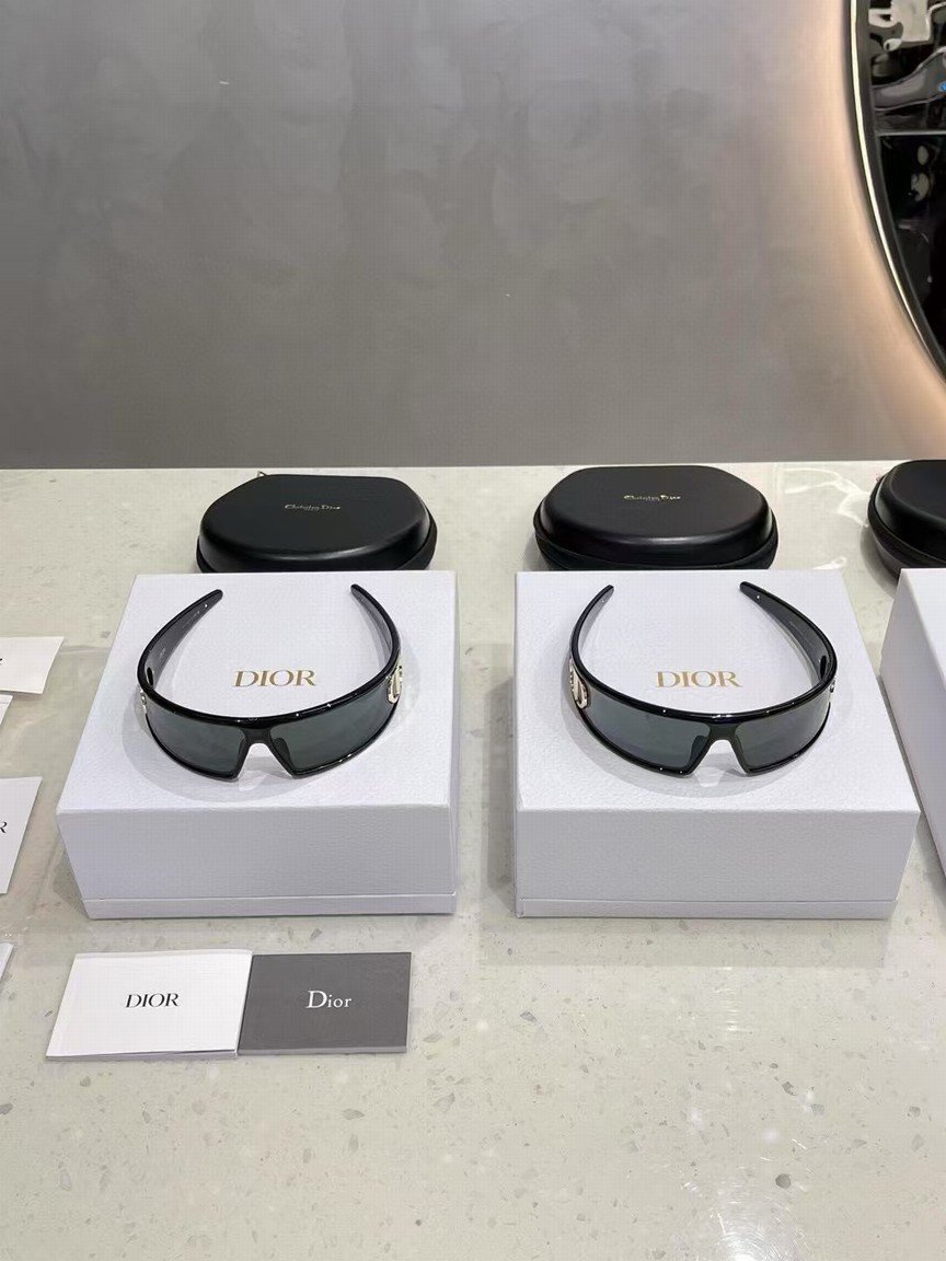 Dior M1u Headband-sunglasses, The Ultimate Style Chameleon Of The Year