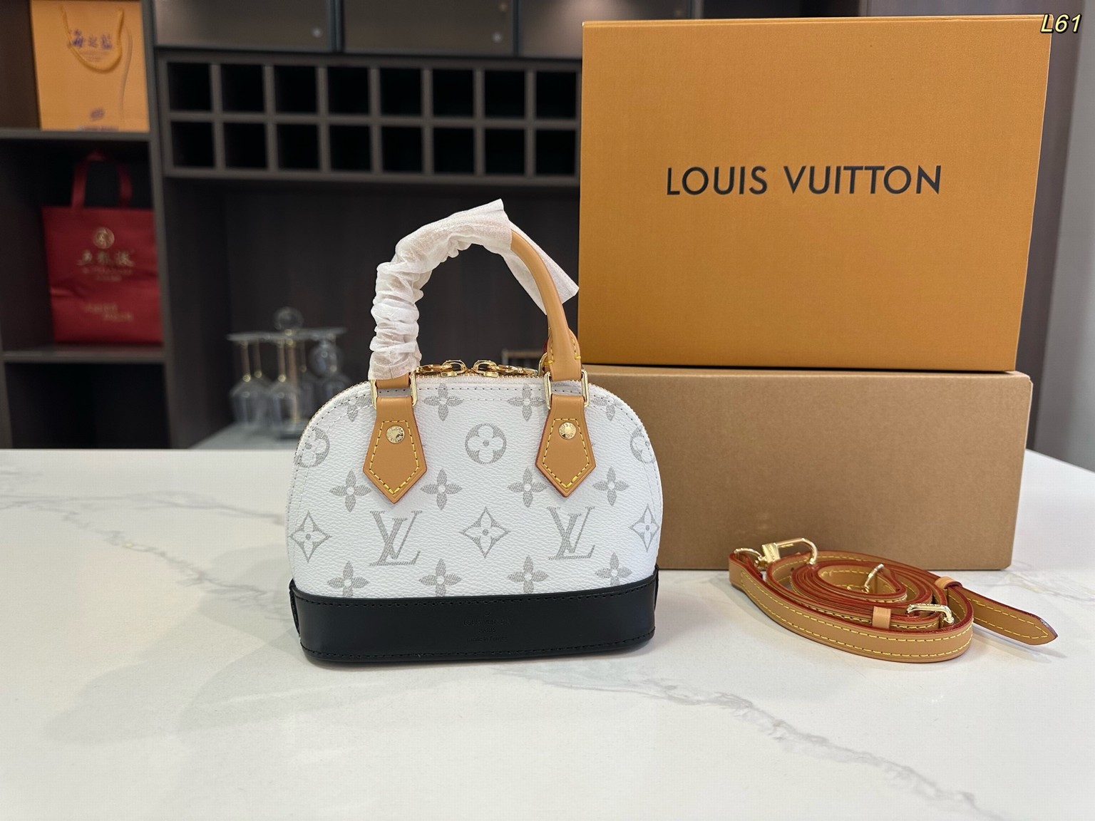 Louis Vuitton Shell Bag, Compact Sophistication, Timeless Appeal, 13x18cm Of Refined Versatility