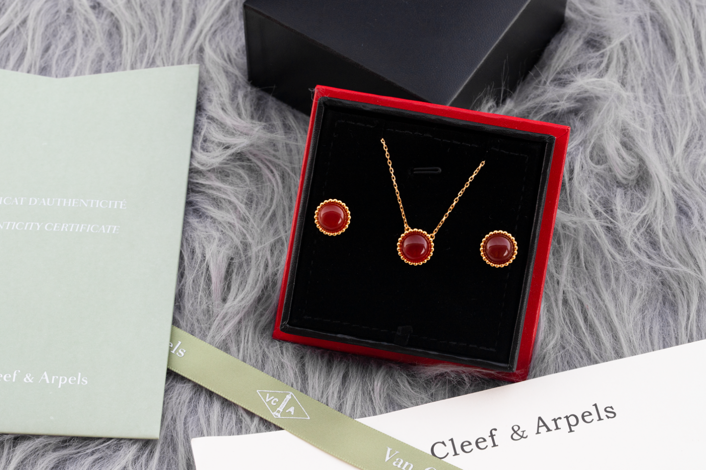 Van Cleef & Arpels Bags