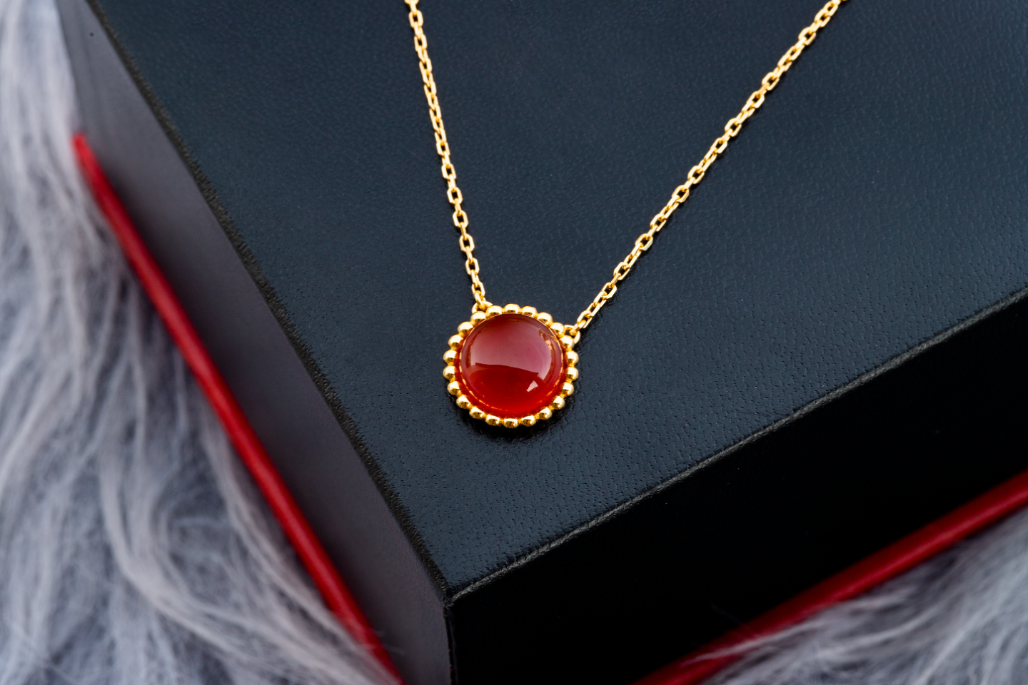 Van Cleef & Arpels Bags