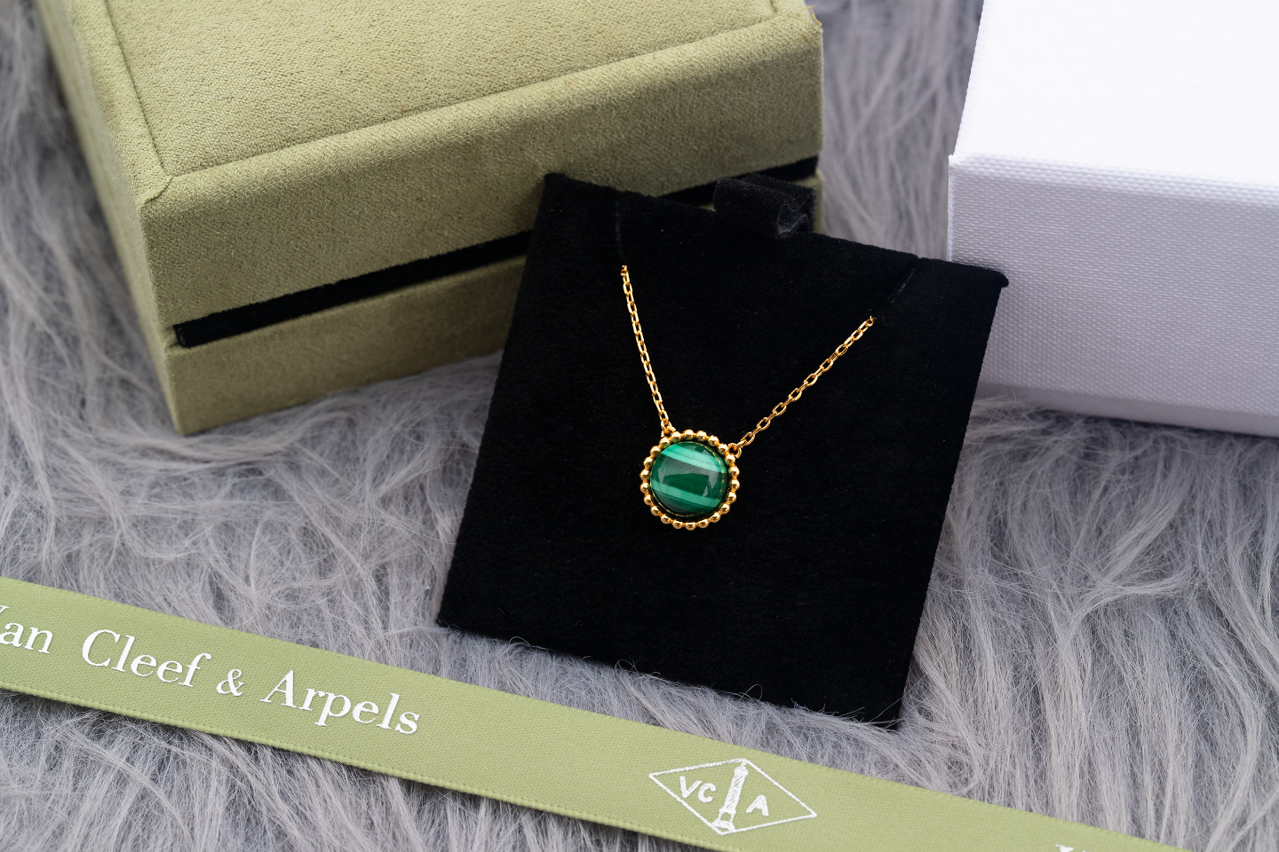 Van Cleef & Arpels Bags