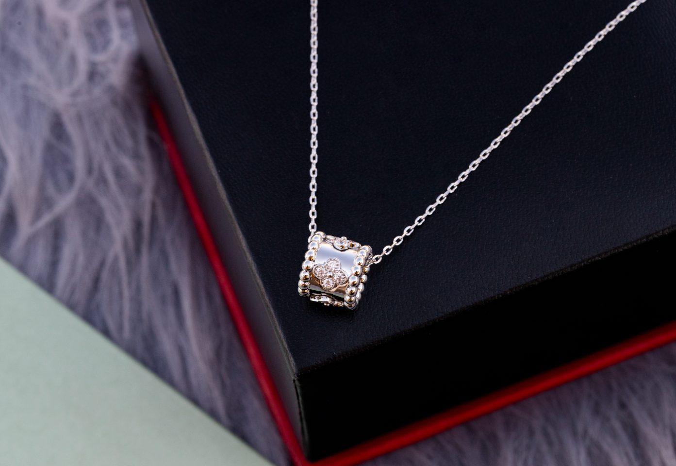 Van Cleef & Arpels Bags