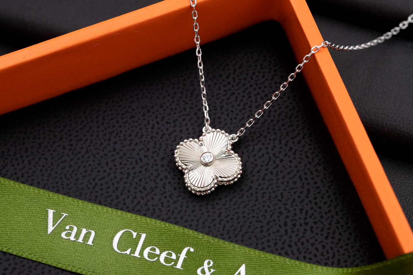 Van Cleef & Arpels Bags