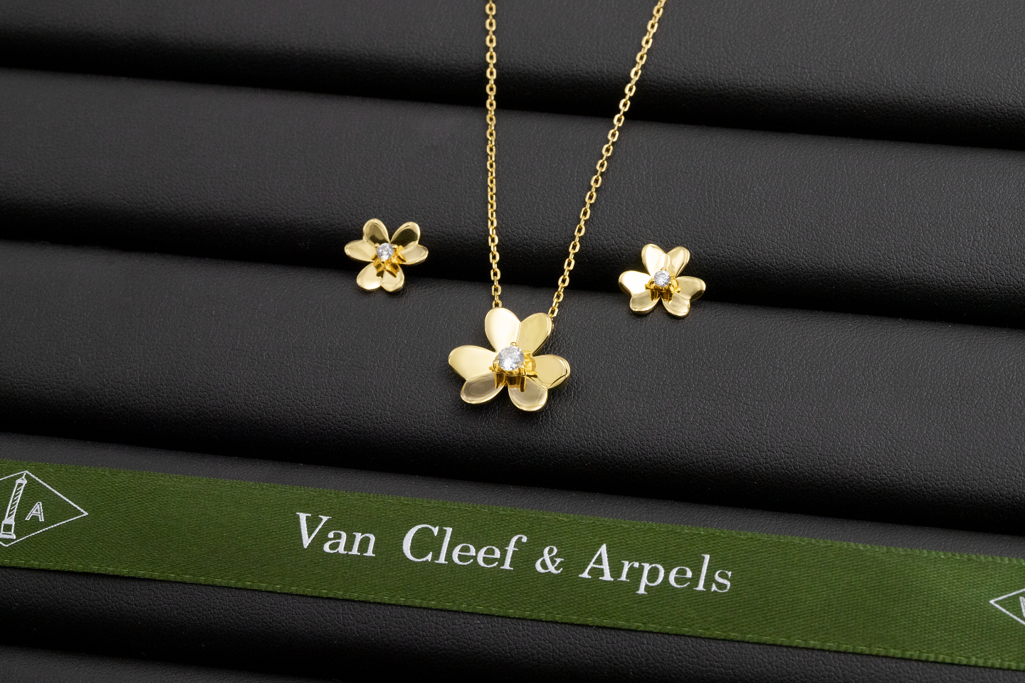 Van Cleef & Arpels Bags