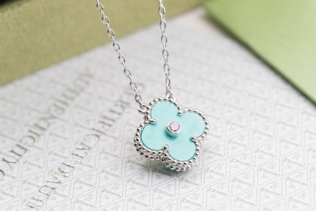 Vca·2022 Christmas Limited Edition Icy Blue Ceramic Clover Necklace, Adjustable Chain Features A Diamond-shaped Clasp, While The Clover Pendant Boasts A Perfectly Symmetrical Silhouette