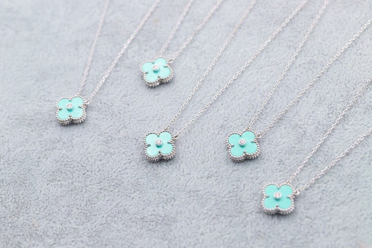 Van Cleef & Arpels Bags