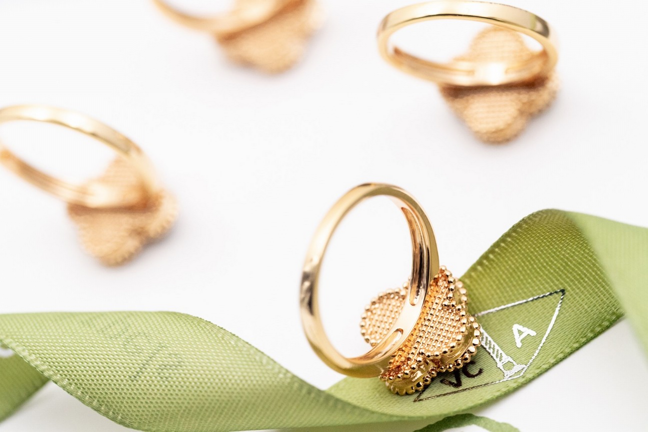 Van Cleef & Arpels Bags