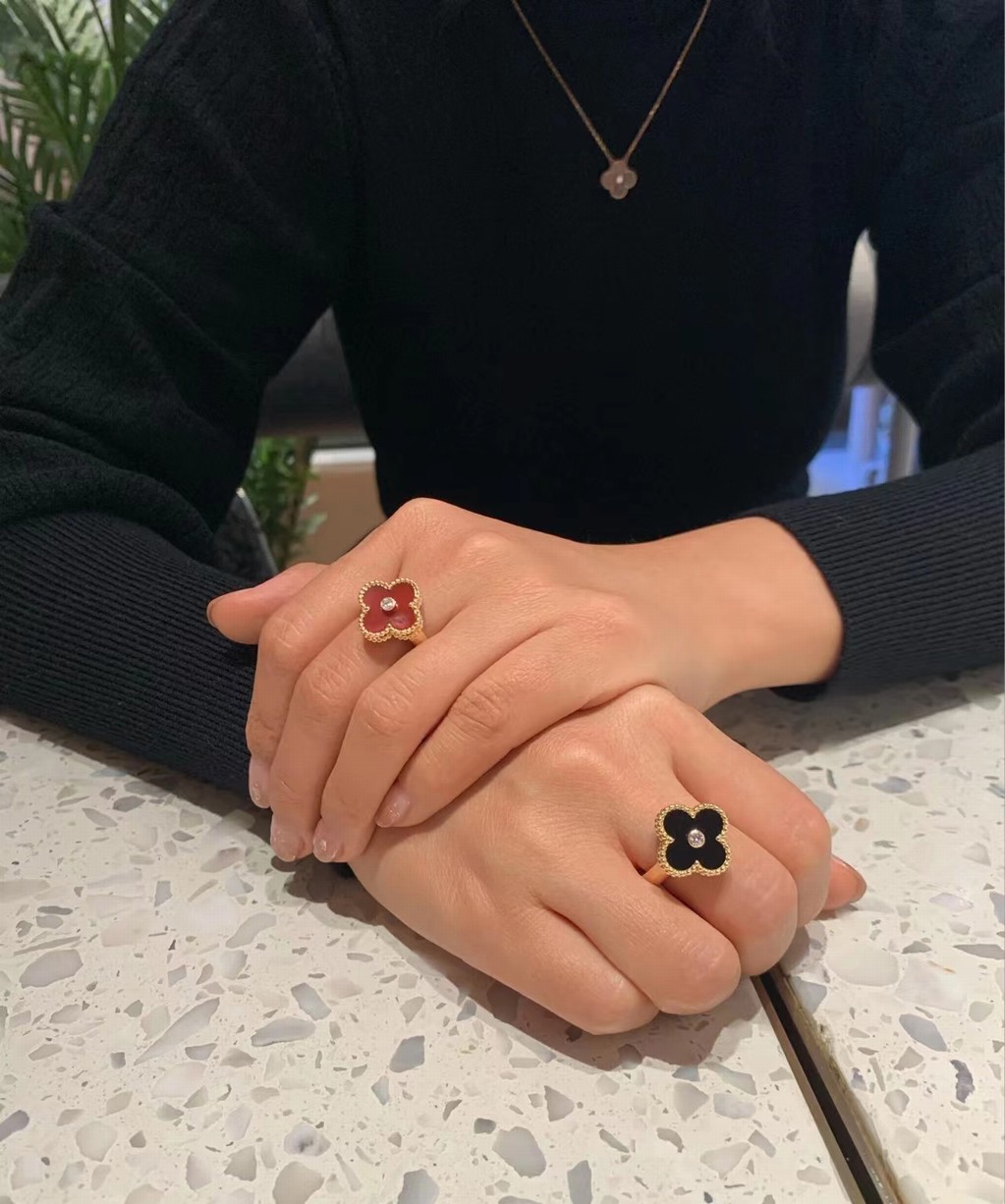 Van Cleef & Arpels Bags