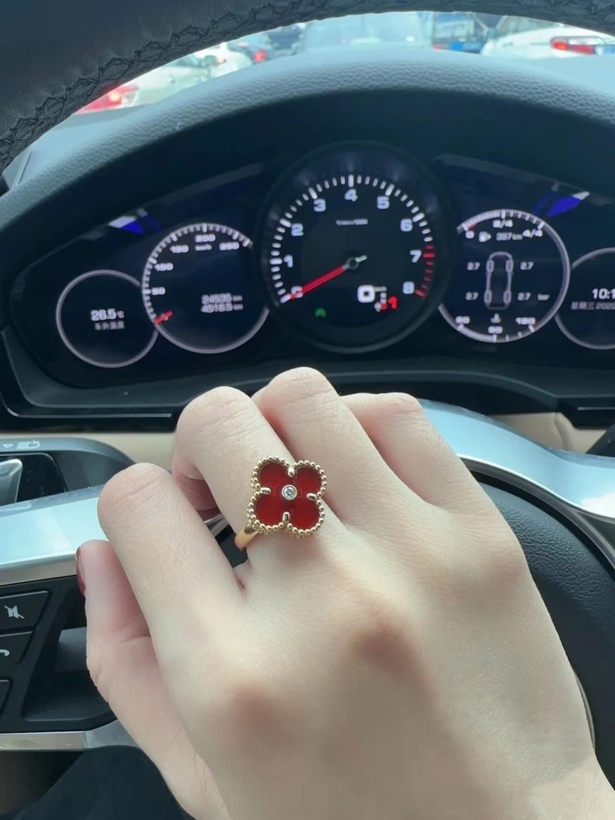 Van Cleef & Arpels Bags