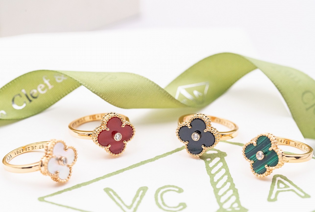 Van Cleef & Arpels Bags