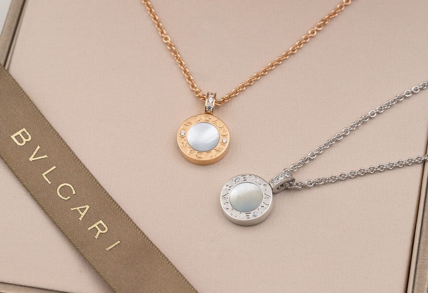 Discover The Exquisite Bulgari Double - Sided Agate Necklace, This Necklace Features A Stunning Combination Of Natural Black Agate And Natural White Mother - Of - Pearl, Creating A Captivating Black - And - White Double - Sided Design.