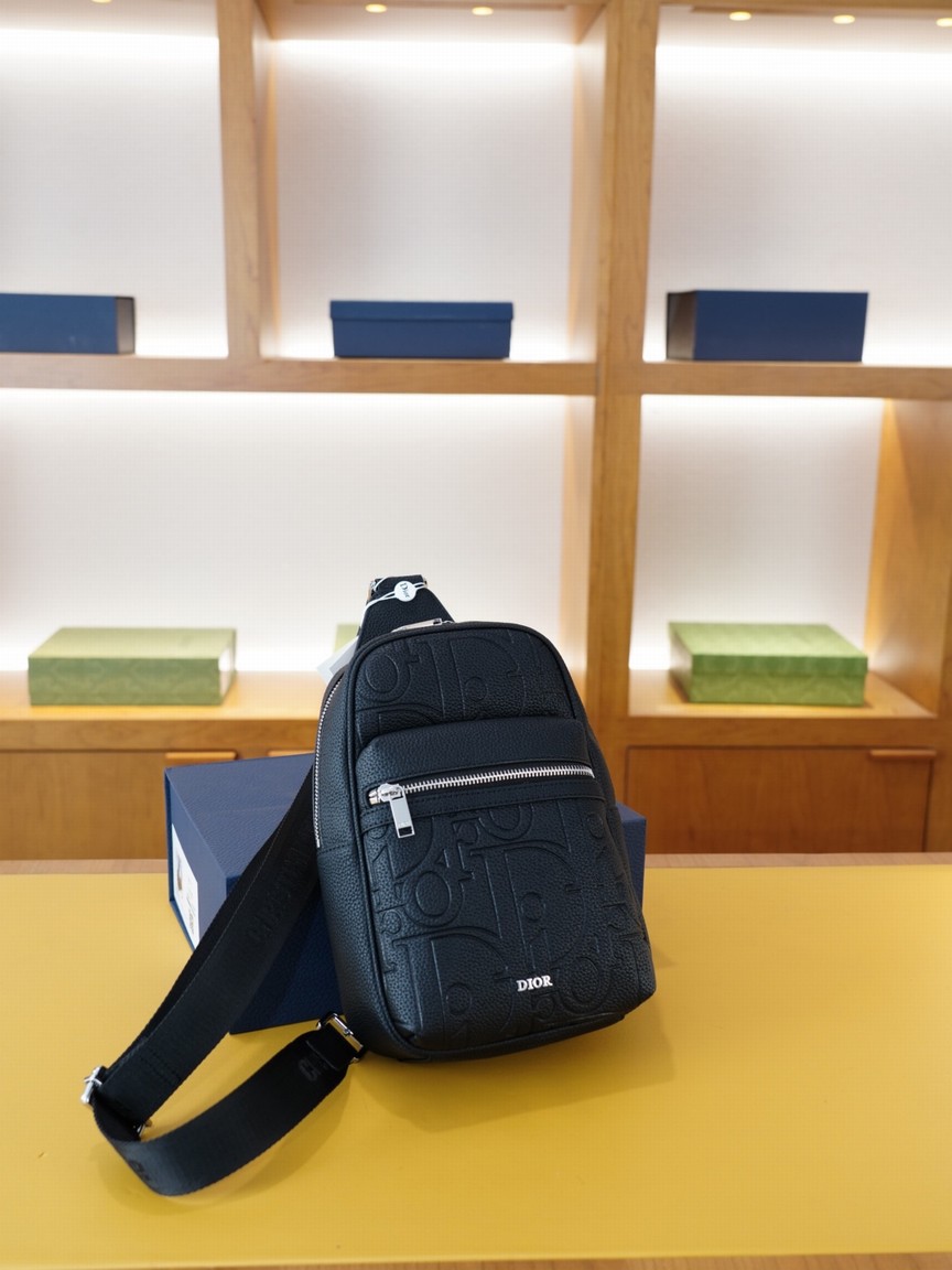 Dior Saddle Bag, It Has Extremely High Practicality, 's An Iconic Product That Will Never Go Out Of Style. Uncompromising Materials, Premium Hardware, Built To Last, Practical & Versatile