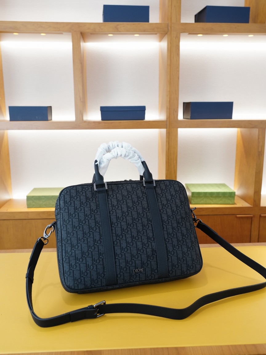 This Dior Handbag And Crossbody Backpack Is A High-version Piece Synchronized With The Official Dior Website. It's Crafted From Original Fabric With A Delicate, Smooth Texture.