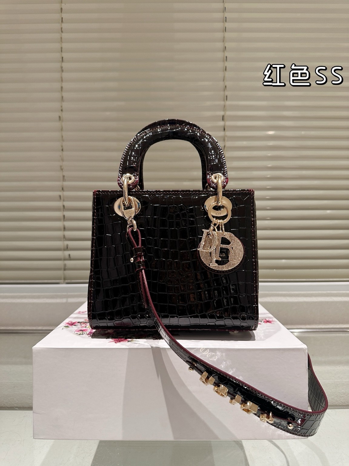 Premium Leather Dior Lady Bag (20cm) | Matte, Its Matte Texture Exudes Unparalleled Elegance. Beyond Its Grace And Simplicity, It Carries A Quiet, Understated Charm.